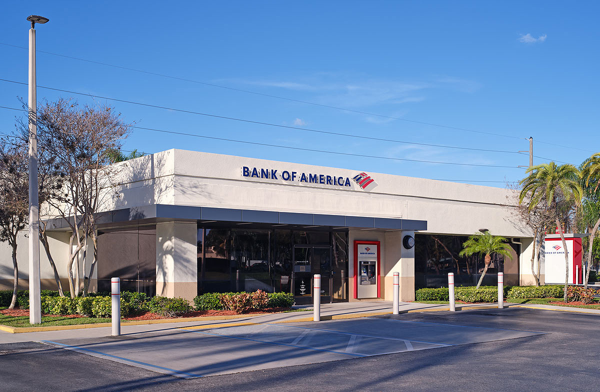 Bank of America financial center with drive-thru ATM and teller | 7024 W Palmetto Park Rd, Boca Raton, FL 33433