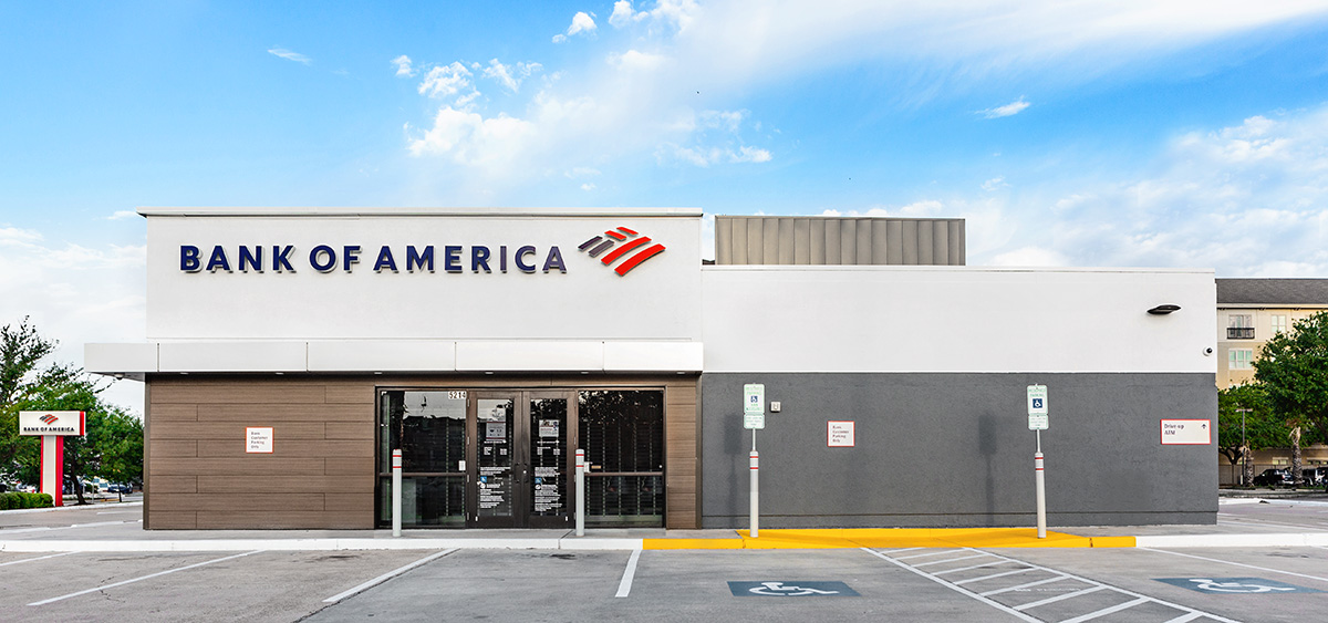 Bank of America financial center with drive-thru ATM and teller | 5214 Kirby Dr, Houston, TX 77098
