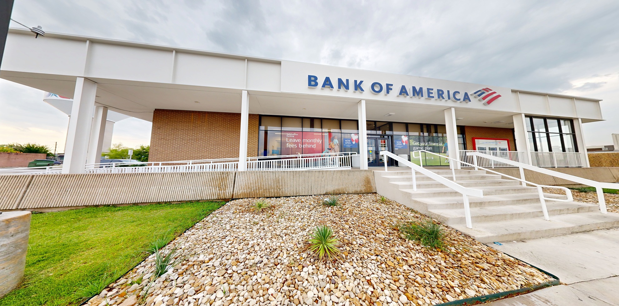 Bank of America financial center with drive-thru ATM | 1020 E Pioneer Pkwy, Arlington, TX 76010