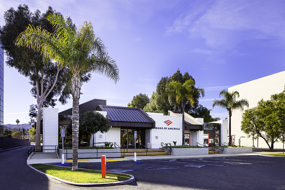 Bank of America financial center with drive-thru ATM | 18337 Ventura Blvd, Tarzana, CA 91356