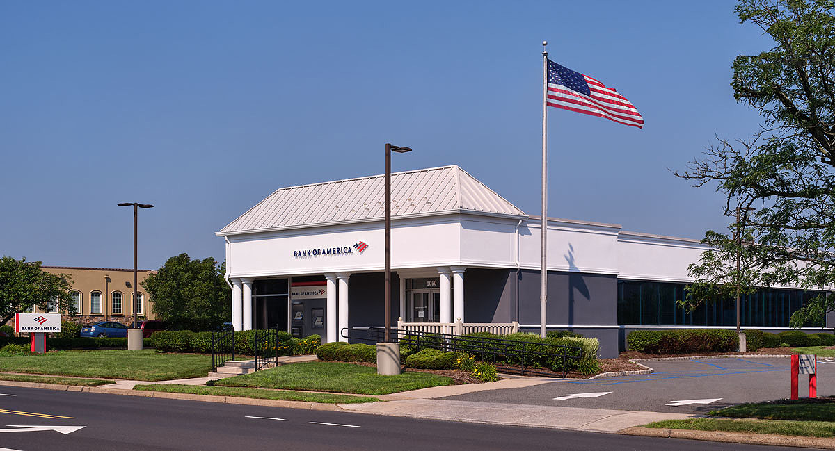 Bank of America financial center with drive-thru ATM | 1050 Raritan Rd, Clark, NJ 07066