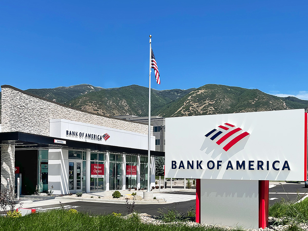 Bank of America financial center with drive-thru ATM | 782 W Parrish Ln, Centerville, UT 84014