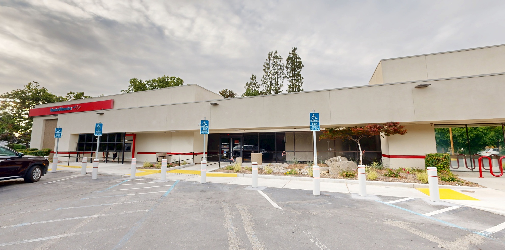 Bank of America financial center with walk-up ATM | 5292 N Palm Ave, Fresno, CA 93704